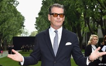 "Điệp viên 007" Pierce Brosnan mang theo dao lên máy bay