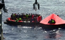Tàu chở 600 người lật ngoài khơi Libya, vớt được 25 thi thể
