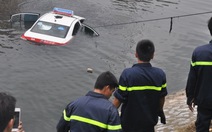 Taxi ủi sập lan can cầu bay thẳng xuống sông Tô Lịch