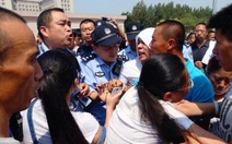 Người dân Thiên Tân đụng độ cảnh sát
