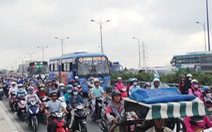 Xe buýt tông nhau, hàng ngàn xe ùn ứ trên xa lộ Hà Nội