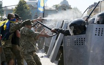 Đụng độ, hỗn loạn bên ngoài tòa nhà Quốc hội Ukraine