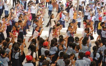 Học trò tiểu học nhảy flashmob, chơi ném vòng ngày khai trường