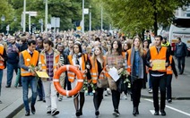 Hàng nghìn người châu Âu xuống đường ủng hộ người tị nạn