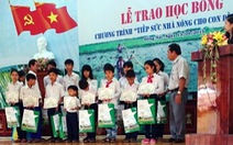 Trao 63 suất học bổng cho học sinh giỏi vượt khó