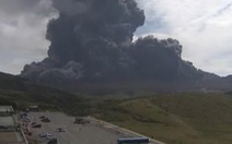 Núi lửa lớn nhất phun khói, Nhật Bản sơ tán du khách