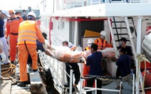 Đau buồn đón thi thể 11 ngư dân trên tàu bị nổ bình gas