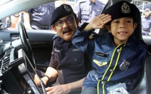 Malaysia cho cậu bé bệnh ung thư 5 tuổi làm cảnh sát