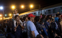 Châu Âu khẩu chiến vì người tị nạn tràn ngập