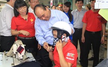 Phó thủ tướng trao tặng 2.000 mũ bảo hiểm cho công nhân