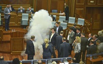 Nghị sĩ Kosovo đem bom khói đi họp quốc hội