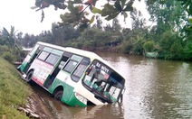 ​Xe buýt mất lái lao xuống sông ở U Minh Thượng