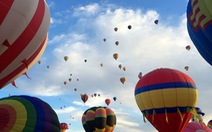 ​Rực rỡ sắc màu lễ hội khinh khí cầu Balloon Fiesta 2015