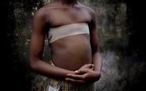 ​Hủ tục khủng khiếp “bảo vệ” bé gái châu Phi