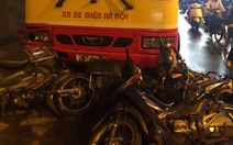 Xe buýt đâm hàng loạt xe máy trong hầm đường bộ Kim Liên