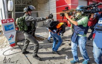 Cảnh sát Israel đấm đá, xịt hơi cay nhà báo