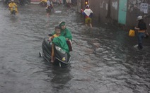 Mưa, cửa ngõ sân bay lại ùn tắc