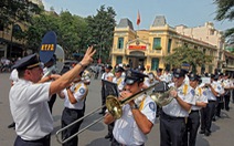 Hàng trăm cảnh sát quốc tế diễn quân nhạc trên phố Sài Gòn