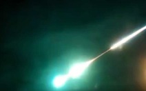 ​Video: quả cầu lửa khổng lồ màu xanh trên bầu trời Nga