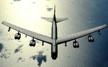 “Pháo đài bay” B-52 Mỹ đến gần đảo nhân tạo ở Trường Sa
