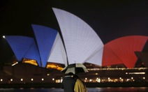 Thế giới đồng loạt chuyển màu cờ Pháp sau khủng bố