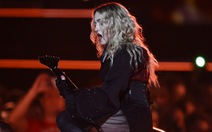 ​Madonna hát trong nước mắt