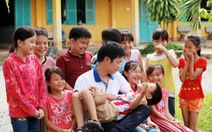 Thái Hòa đau lòng vì trẻ em xóm trọ nghèo