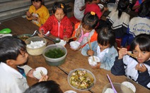 Bữa “cơm có thịt”  để kéo học sinh đến trường