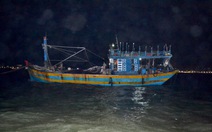 ​Lai dắt tàu cá hỏng máy cùng 14 ngư dân vào bờ an toàn