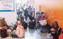 Phi công AirAsia bệnh hàng loạt, hành khách qua đêm ở sân bay