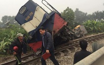 Tàu lửa xe tải tông nhau, 2 tài xế bị thương, đường sắt tê liệt