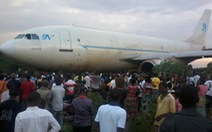 Máy bay Congo trượt khỏi đường băng, đâm vào nhà dân