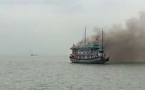 ​Cháy tàu trên vịnh Hạ Long, 25 người thoát nạn