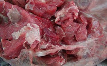 Bắt quả tang vụ tẩy hóa chất thịt trâu đông lạnh thành thịt bò