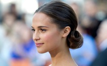 Một năm váy áo đa sắc của “Cô gái Đan Mạch” - Alicia Vikander