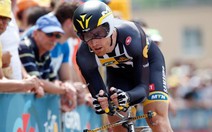 ​Bị ngã, cua-rơ mượn xe và giày của khán giả để về đích