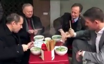​4 đại sứ EU, Pháp, Anh, Romania ăn phở lề đường Việt Nam