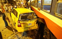 Xe lửa tông taxi