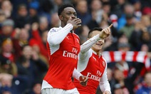 Welbeck giúp Arsenal hạ 10 người Leicester ở phút 90+5