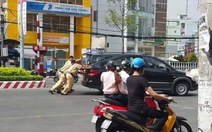 ​Cảnh sát giao thông đẩy ô tô chết máy giúp dân