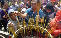 Hàng ngàn người đội nắng, chen chân đi lễ chùa Bà Bình Dương