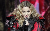 Madonna thăm trẻ em khu nhà ổ chuột ở Manila