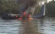 Máy bay Malaysia cháy rơi xuống biển, 8 người thoát chết
