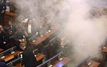 Nghị sĩ Kosovo đem bom khói vào quốc hội phá bầu cử tổng thống