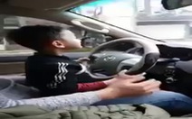 Phẫn nộ clip cho trẻ em lái xe, người lớn rảnh tay nghe điện thoại