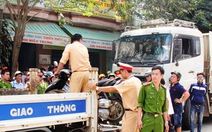 Xe tải tông hai mẹ con chết thảm, bé trai văng gầm taxi thoát chết