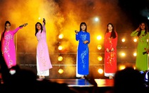 Rihanna, Tyra Banks, Triệu Vy, Quách Khả Doanh... từng mặc áo dài Việt