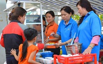 ​Cán bộ phường phục vụ bữa trưa cho người nghèo