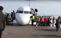 Video phi công đáp máy bay mất bánh trước gây bão mạng