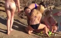 Clip cô gái bị bạo hành ở bãi biển Mỹ, 30 người làm ngơ
